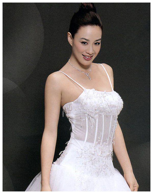 中国香港女演员49岁钟丽缇穿低胸紧身鱼鳞裙特别美