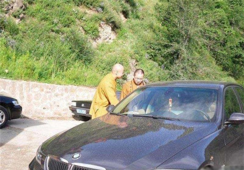 和尚开奔驰尼姑开宝马出家人的豪车朴实无华网友哪来的钱