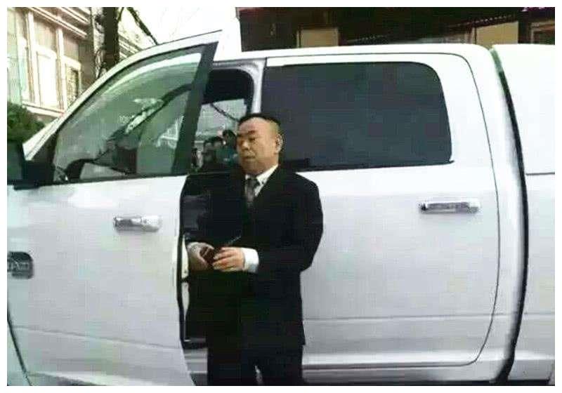 潘长江开道奇公羊豪车上路路人纷纷笑道还以为是无人驾驶呢