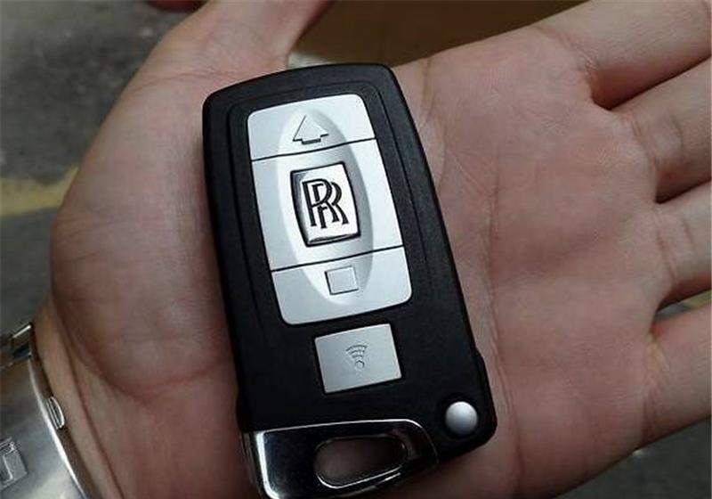 劳斯莱斯车钥匙被弄丢,车主悬赏5万找回,网友:真是个人精!