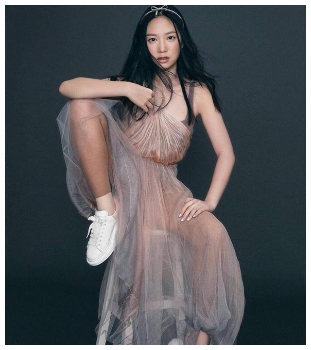 甄子丹16岁女儿近照,穿衣打扮尽显成熟美,大长腿随妈太吸睛