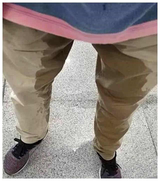 杭州一男生因找不到厕所当着心仪的女生尿裤子事后委屈地哭了