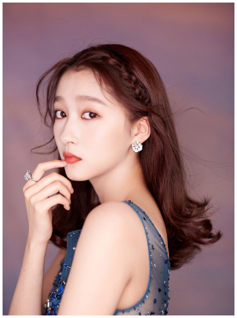 人美条顺的关晓彤,没想到有这些成就__财经头条