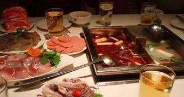 闺蜜两个人去吃火锅，点的都是半份菜，直呼服务好，结账时却懵了休闲区蓝鸢梦想 - Www.slyday.coM