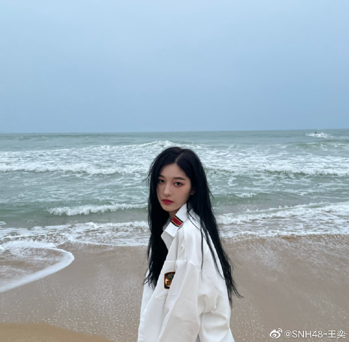 美女艺人snh48王奕迷人海边写真美照