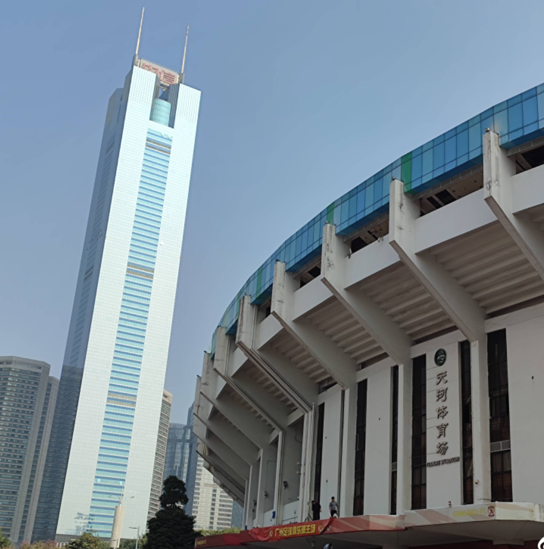 天河体育场入口处的景观布置已经更换成广州足球俱乐部主场_高清图集