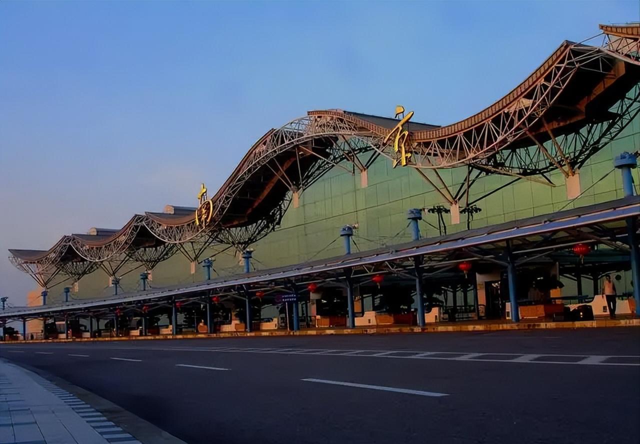 南京禄口国际机场停车场总面积18万平方米,停车位4200个,为各类车辆