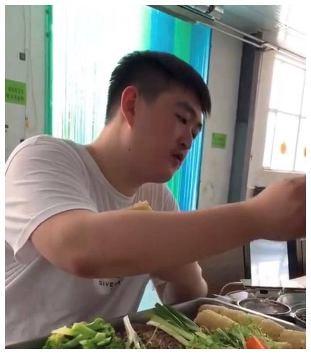 王思聪的一顿饭就能买套房,再看赵本山的儿子,富二代的差距真大