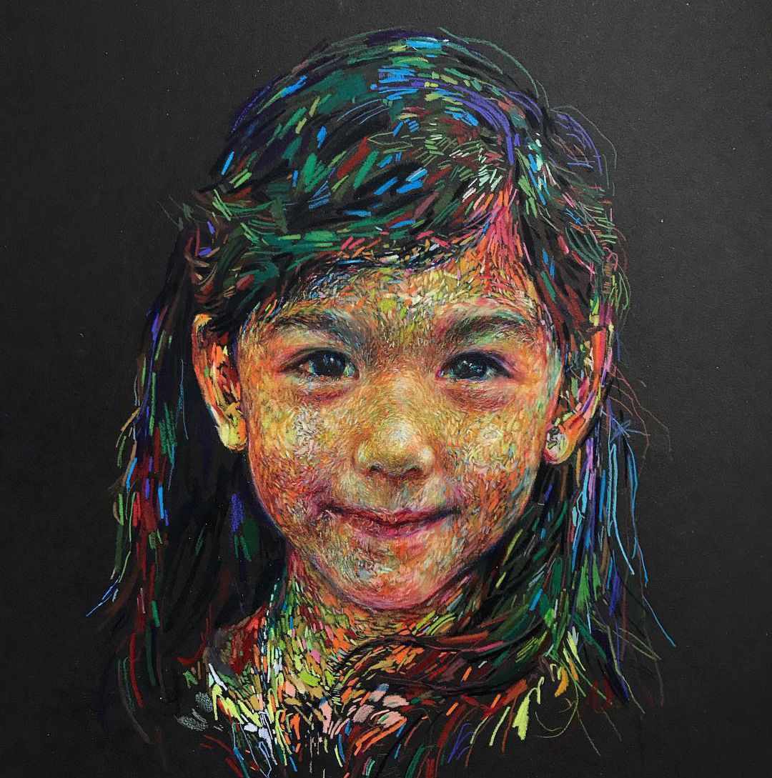 他的作品非常有特色,因为每一个人像画都是通过绘制无数个小色块拼合