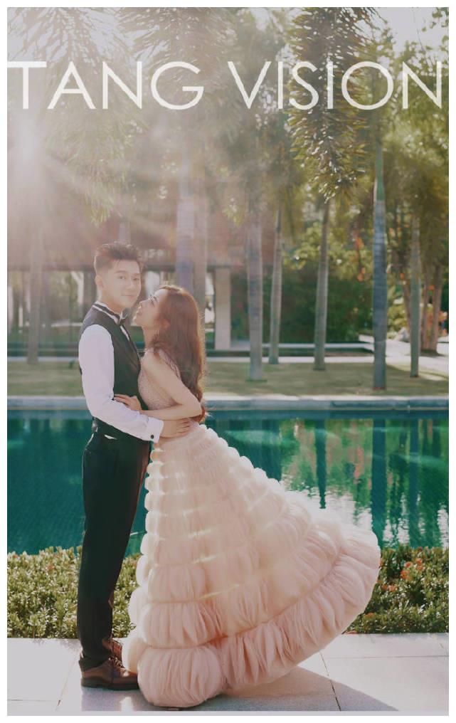 王以太与老婆互动好甜,甜蜜亲吻拥抱,宛如童话般美好,新娘子很漂亮,真