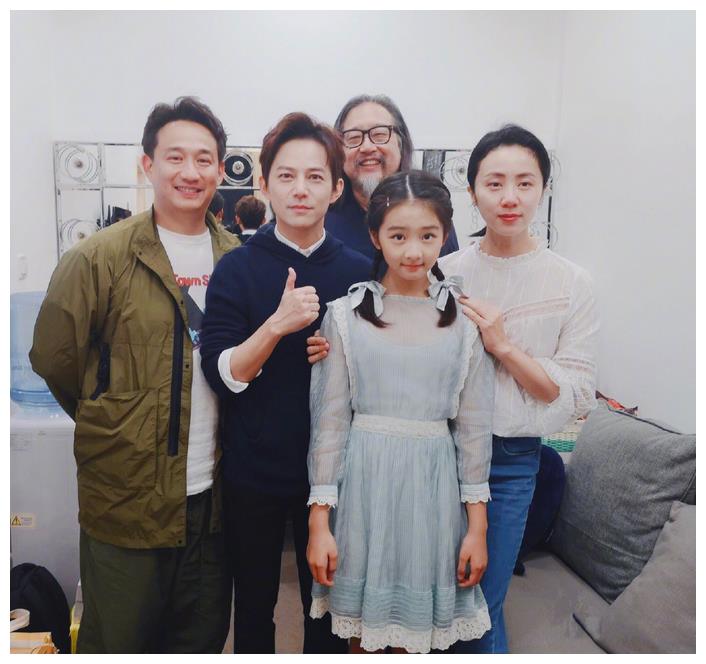 黄磊女儿长大了!14岁黄多多身高直逼何炅,红唇淡妆长成翻版孙莉