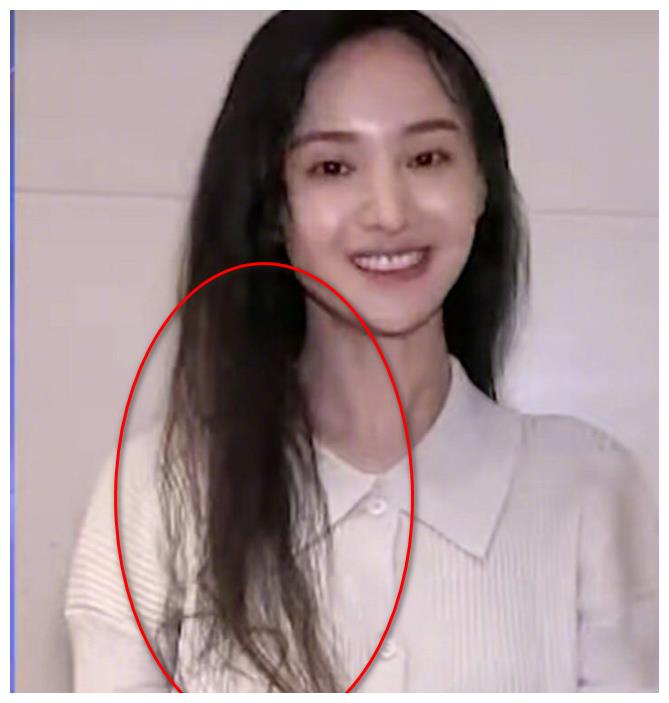 不仅如此,郑爽在视频中看起来头发也比较稀疏,发质看起来也没有那么好