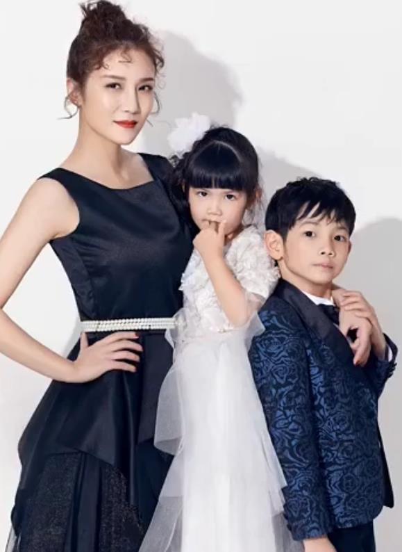 杨烁老婆晒儿女杨雨辰为哄妹妹开心甘当工具人任由妹妹涂口红