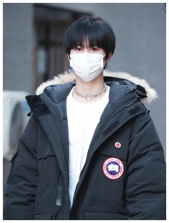 原际画沉浸式造星:让艺人戴校徽办毕业典礼,像小学生写偶像剧本