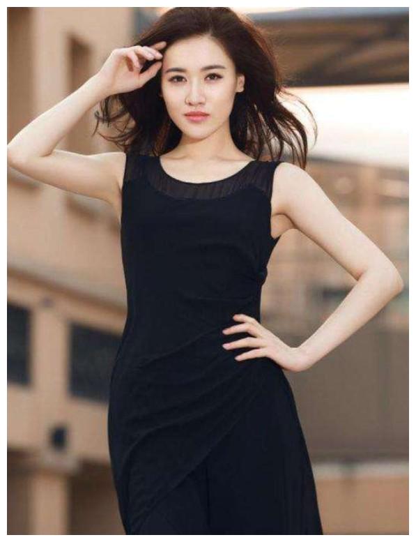 跟两位圈内人离婚的侯勇,再娶90后圈外人,近照合影像两代人?