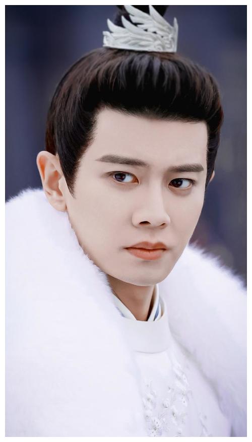 同是两个古装剧的男主,一个帅到无法自拔,一个丑到无语掉渣!