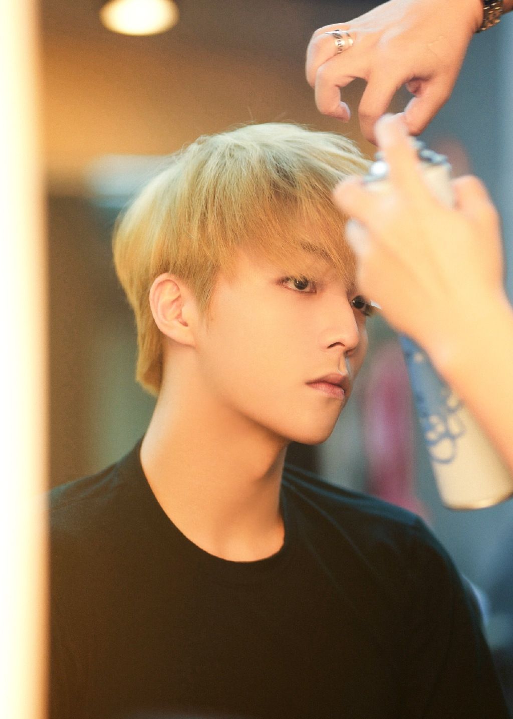 组金发笑容海报,只见他留着少年感超强的碎刘海,金发看起来阳光又温暖