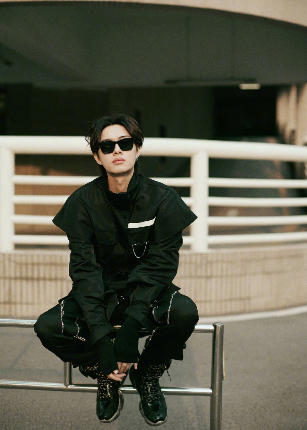 木子洋身着黑色工装套装,肆意洒脱,链条和拉链的点缀潮范儿十足