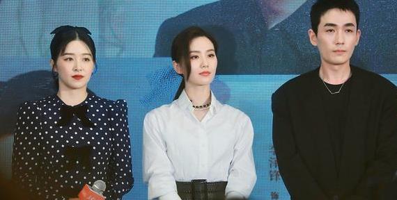 刘诗诗阚清子同台,一个优雅知性一个似复古名伶,差1岁旗鼓相当