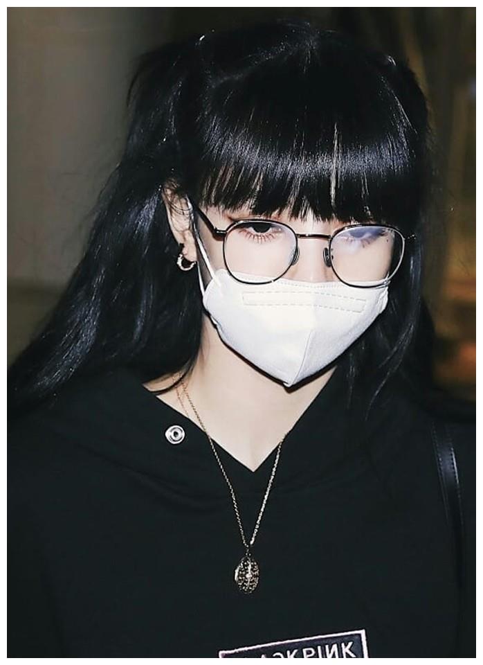 lisa机场生图:戴口罩也掩盖不了美貌的东南亚美人