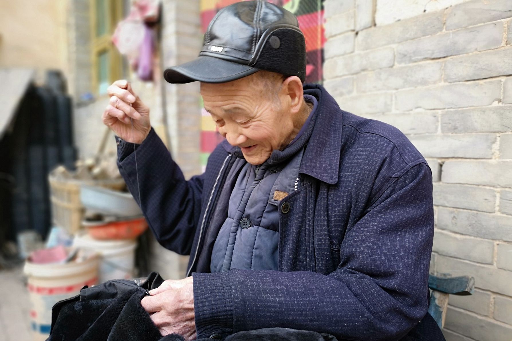 山西农村102岁老人,样子看上去像80岁,看看有1个啥爱好