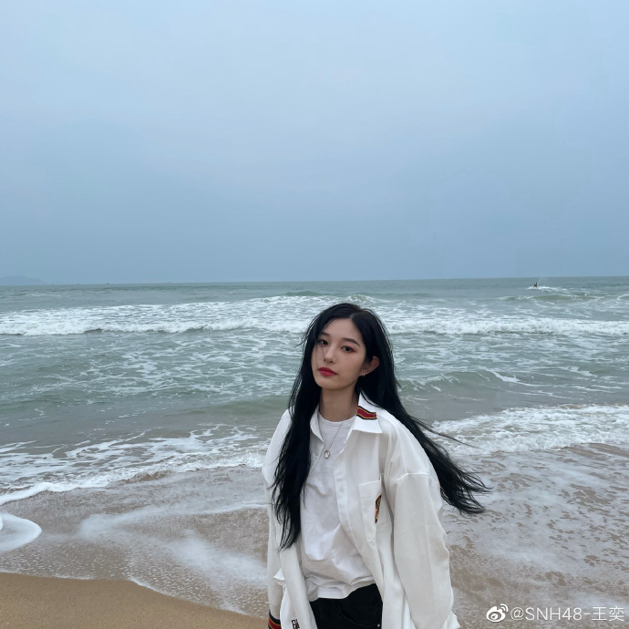 美女艺人snh48王奕迷人海边写真美照