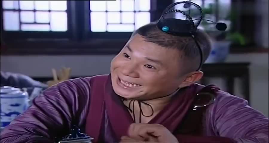 丁五味讨好珊珊谁料却拍到马蹄子上了气的珊珊起身离开