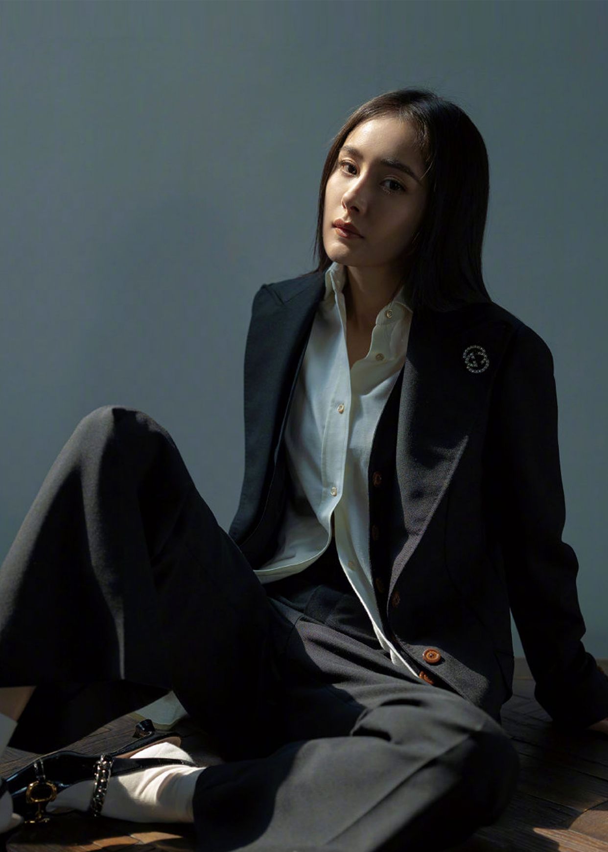 明星杨幂释出一组时尚杂志风尚大片,气场强大魅力尽显!