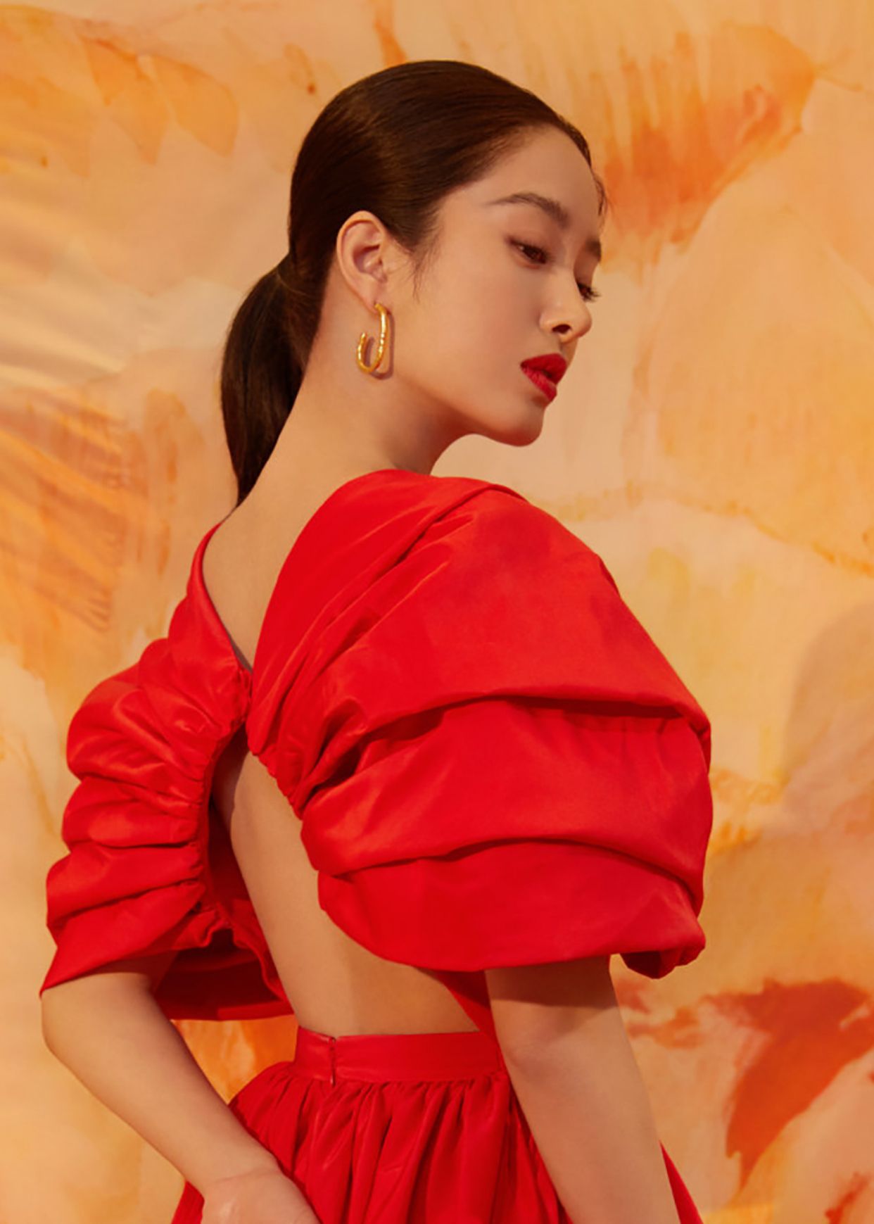 明星杨采钰释出一组夏日私服look风尚大片,端庄成熟气质尽显!