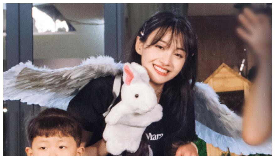 郑爽被孩子告白泪崩,心思敏感的少女,坎坷的道路!