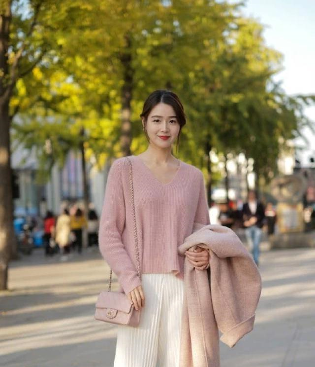 淑女范十足,美女柔美的白衬衫搭配蓝色牛仔裤