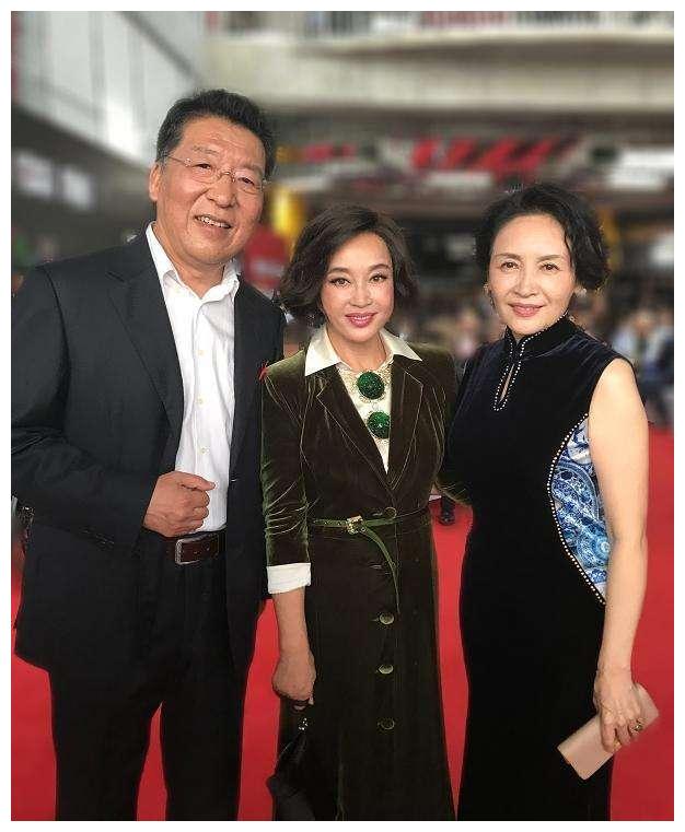 宋晓英近照,如今的宋晓英已经66岁了,她与丈夫的感情依旧如初