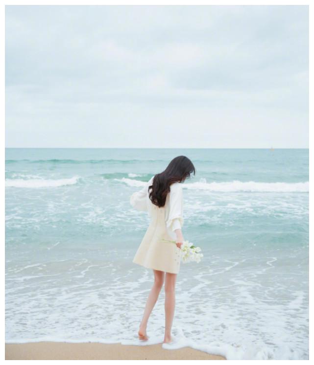 杨幂海边美照曝光,大冬天赤脚踏浪,当真是"美丽冻人"|杨幂|赤脚|背影