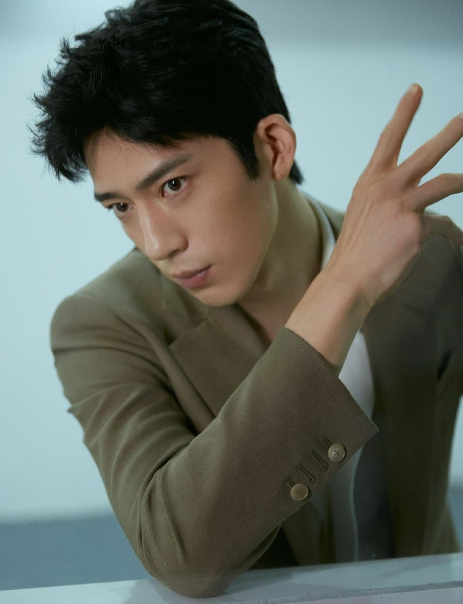 井柏然氛围感写真释出西装造型气质出众