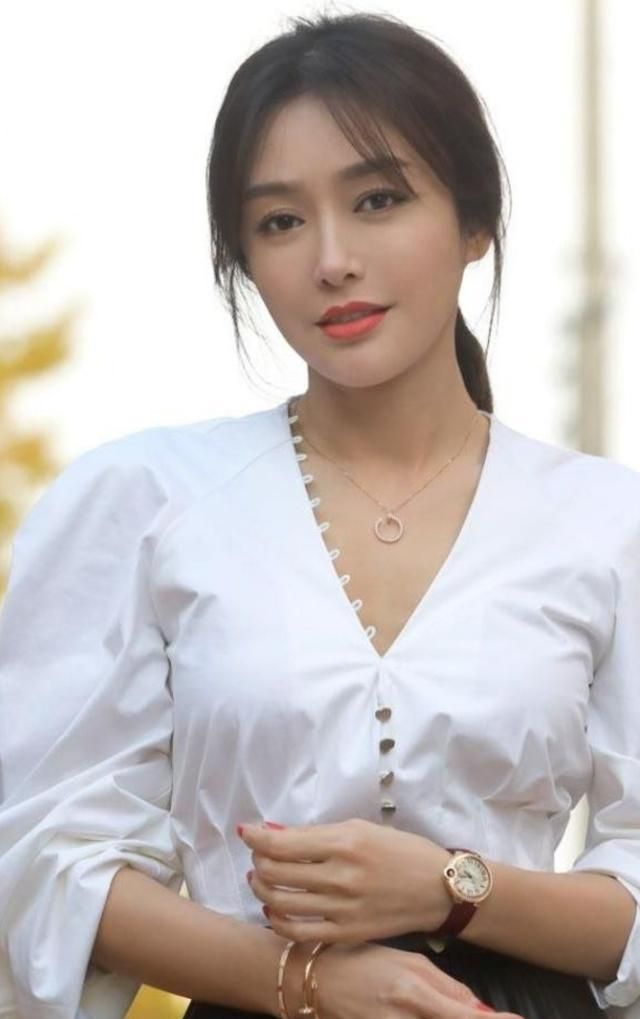 秦岚时尚肤白貌美写真照真漂亮