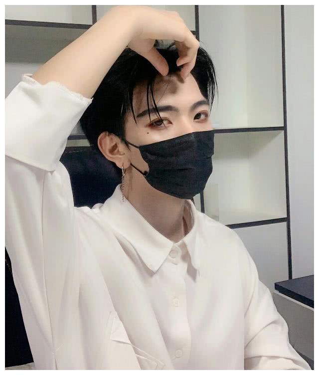 艾比晒出和理想男友合影却意外撞脸七鹤大人网友在一起