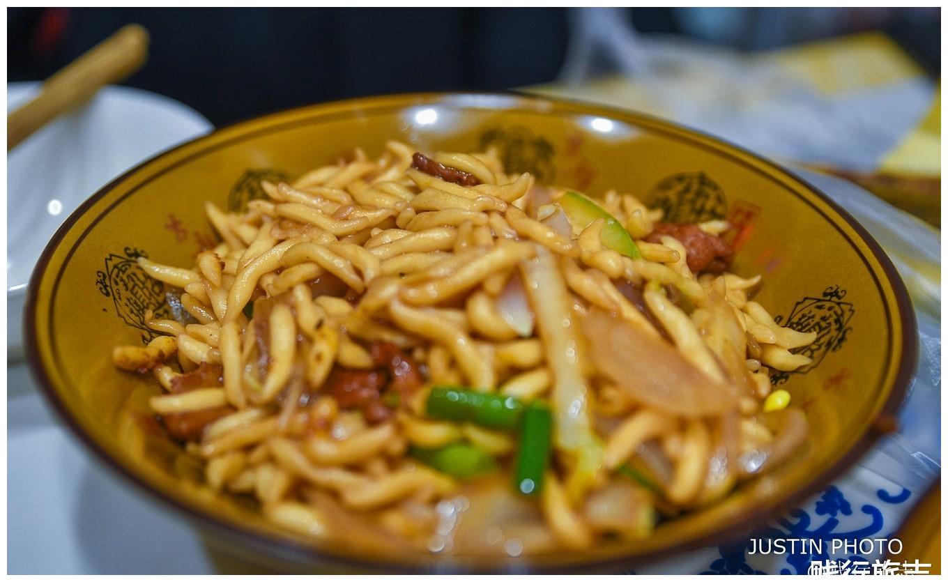 来到张掖,这个小吃必须要尝的,一定是搓鱼面!它也叫搓鱼子,搓鱼儿.