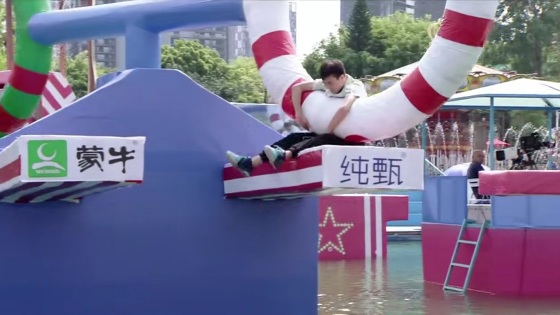 开朗的小哥一直乐呵呵,闯关也是充满喜感,鞋都不听使唤飞出去