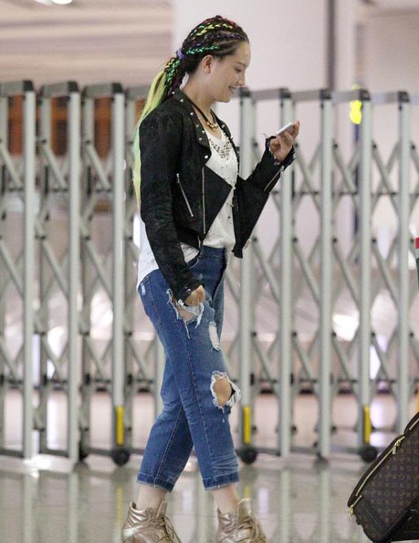 孙茜的脏辫造型反差真大长了一张温柔脸却非要挑战中性风