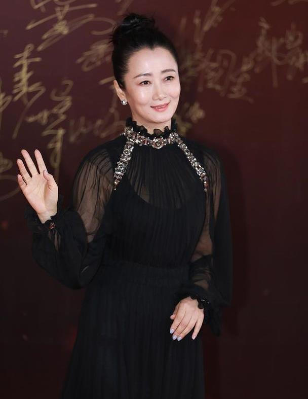 赵涛为人低调却可塑性强,黑色蕾丝裙配不同发型,风格迥异真高级__财经