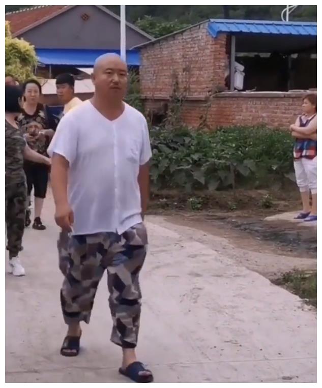 看得出这版刘能要比王小利版的壮实不少,走路也是十分的有气势,和之前