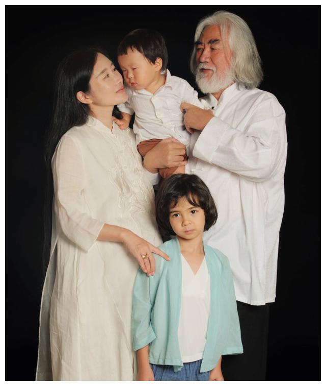 张纪中娇妻为继子庆生,六岁混血马丁超俊俏,杜星霖对其视如己出