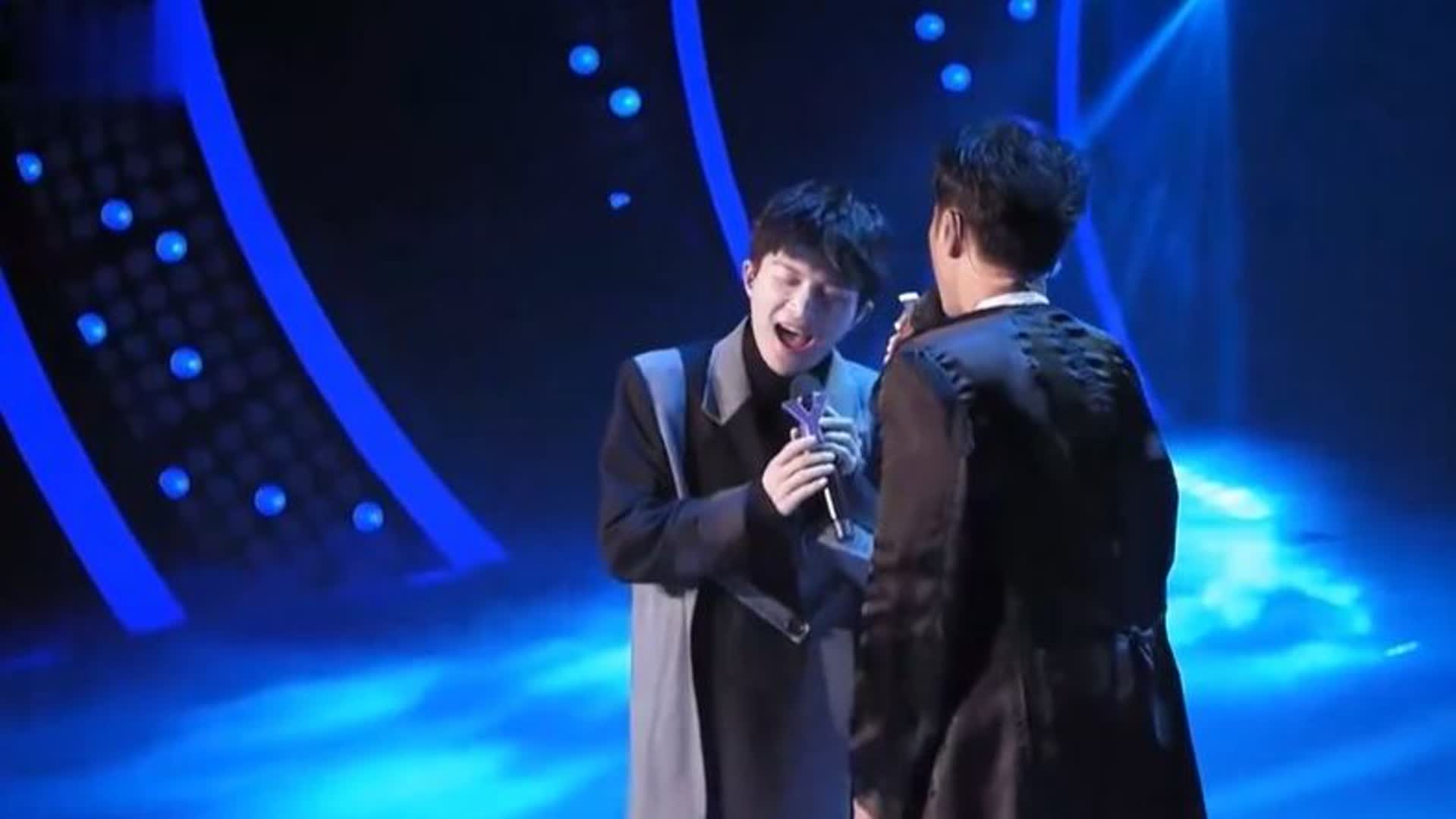 李克勤、周深唱《天下有情人》，歌声细如流水，听了让人很感动