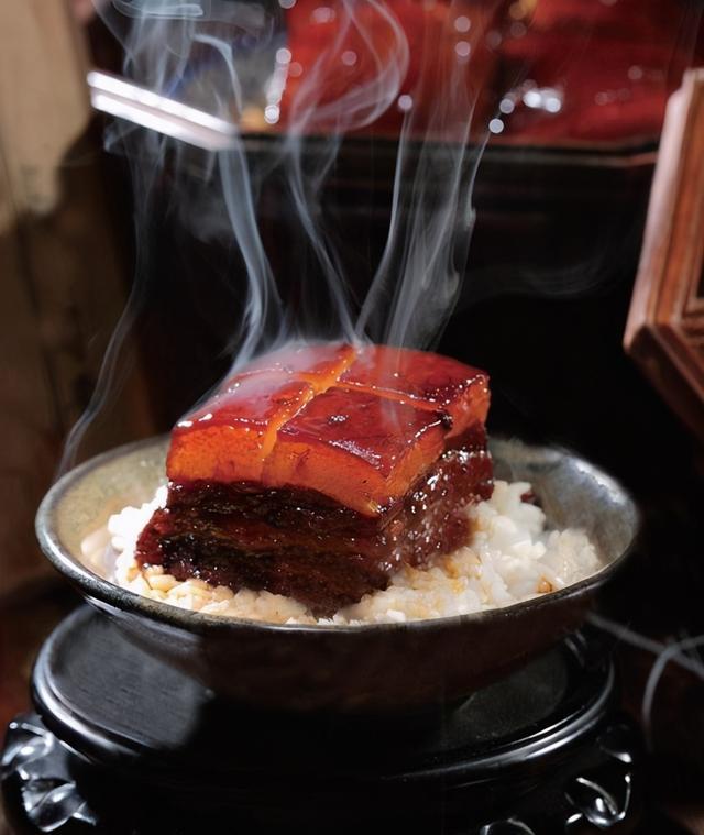 红焖藏香蕨麻猪,菜品色泽诱人,肉香味浓郁