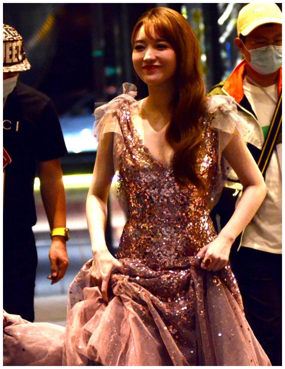 金莎提裙摆回酒店,行走不便却一直面带微笑__财经头条