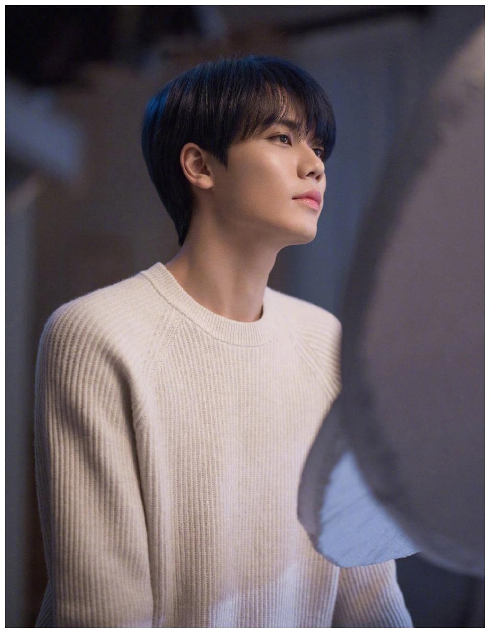 林彦俊成为cpb肌肤之钥光耀星推官,身穿白色针织上衣搭配休闲裤,一身