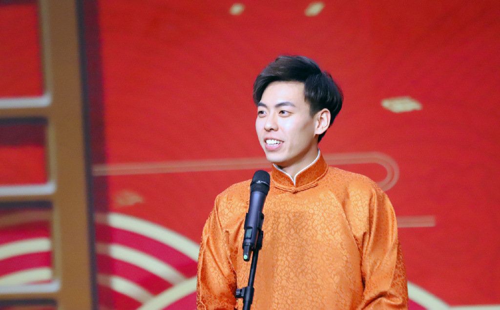 日前,有网友曝出德云社演员靳鹤岚婚内出轨女粉丝,并晒出其睡觉床照的