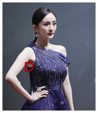 杨幂又胖了,看清蓝色星空裙腋下的赘肉,确定不是爱情肥?