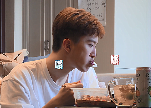 我要这样生活:范丞丞成调酒师,喝酒方法太豪迈,忘记有镜头了_高清图集