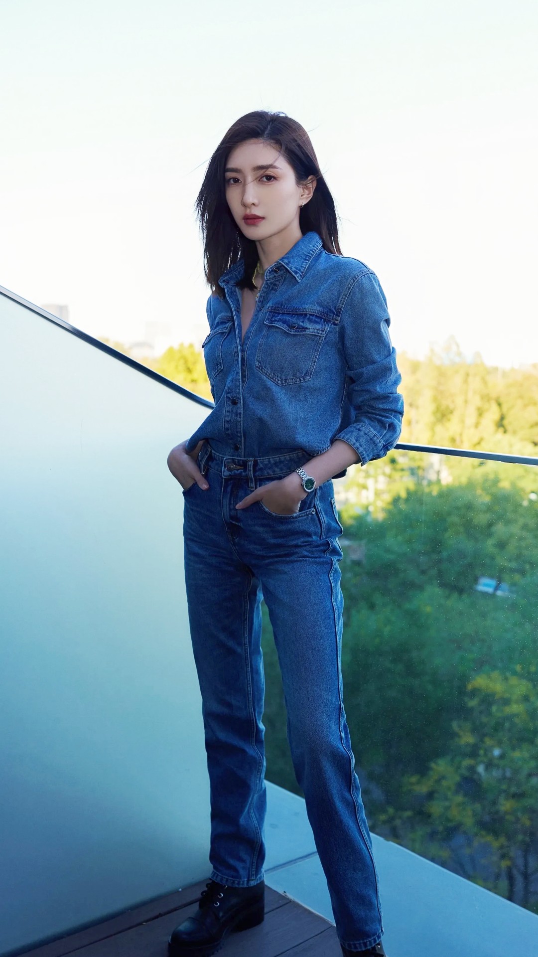 江疏影:牛仔装帅气十足